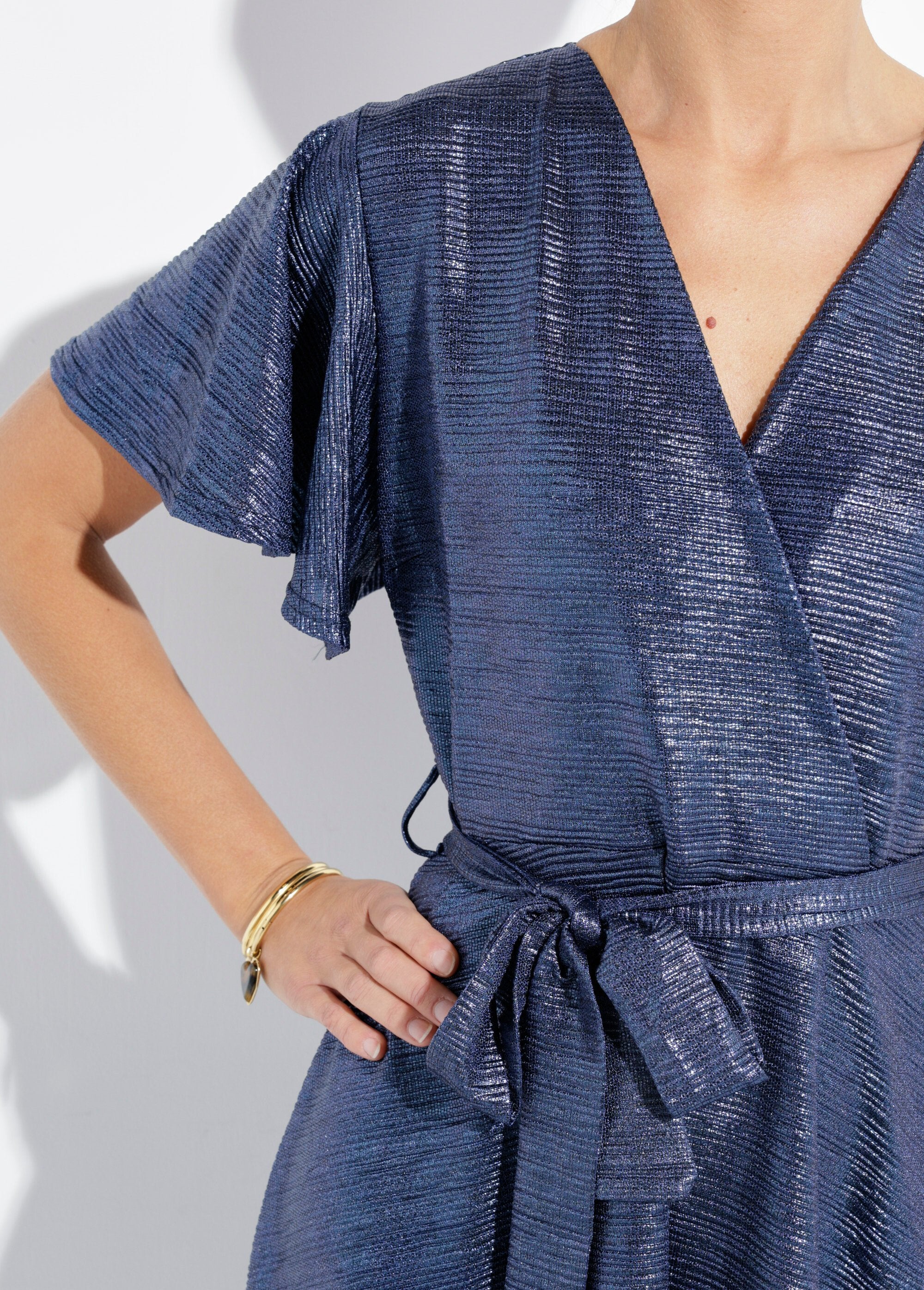 Long,_shiny_dress_with_butterfly_sleeves_Midnight_blue_DE1_slim