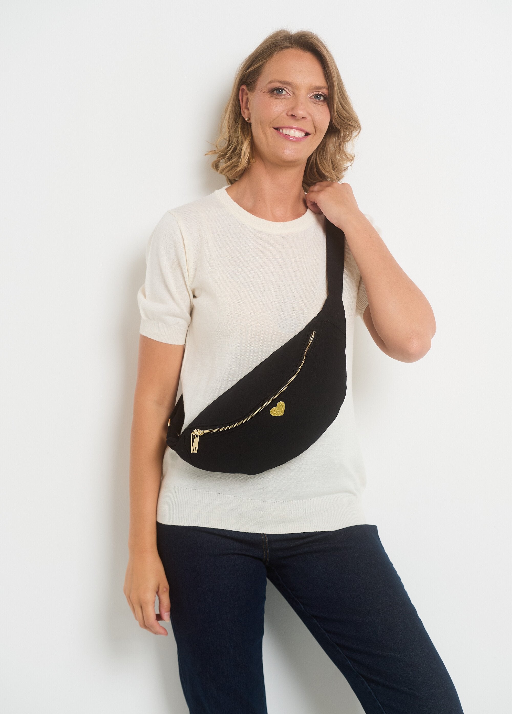 Plain_zipped_fanny_pack_with_heart_embroidery_Black_FA2_slim