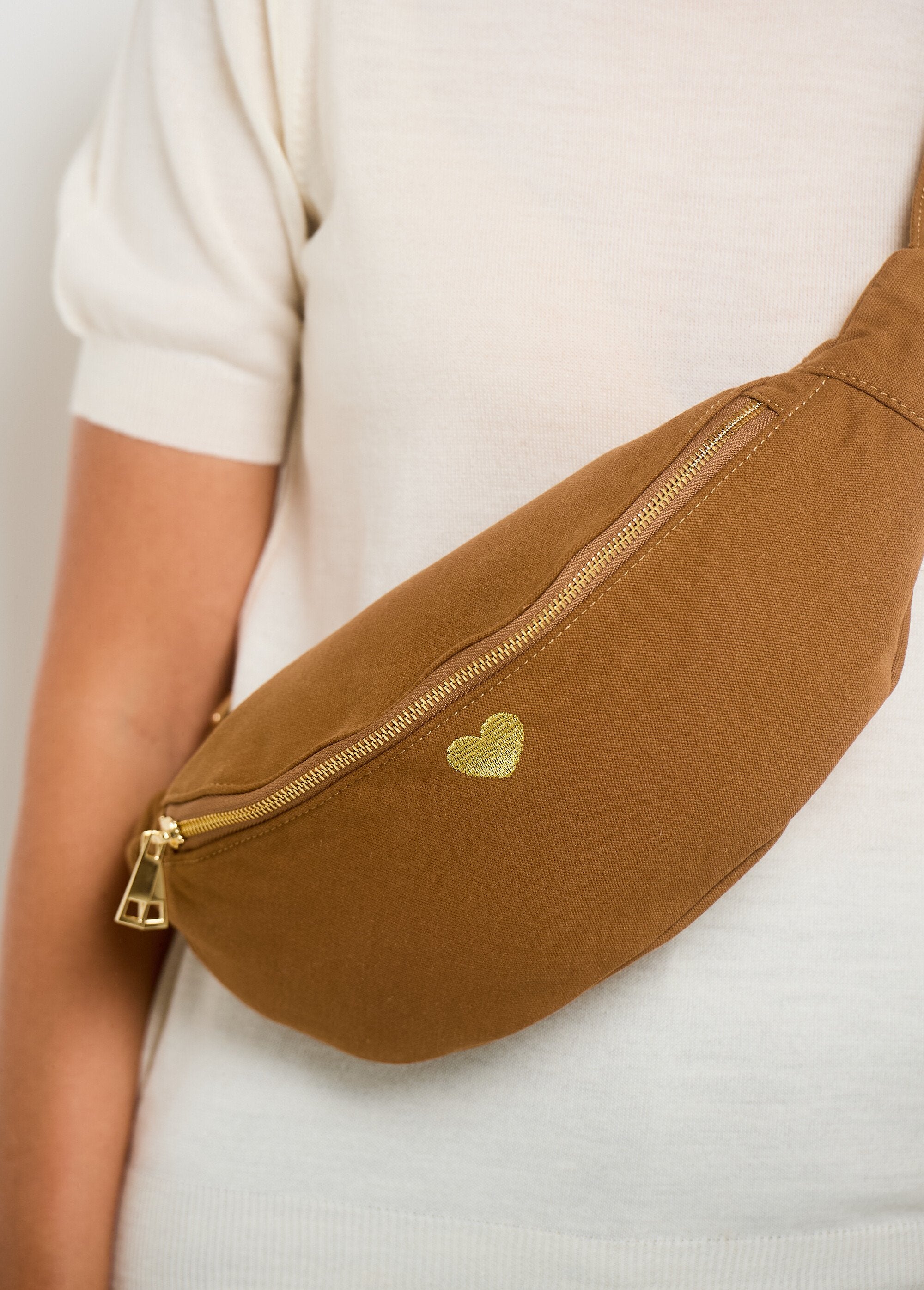 Plain_zipped_fanny_pack_with_heart_embroidery_camel_DE1_slim