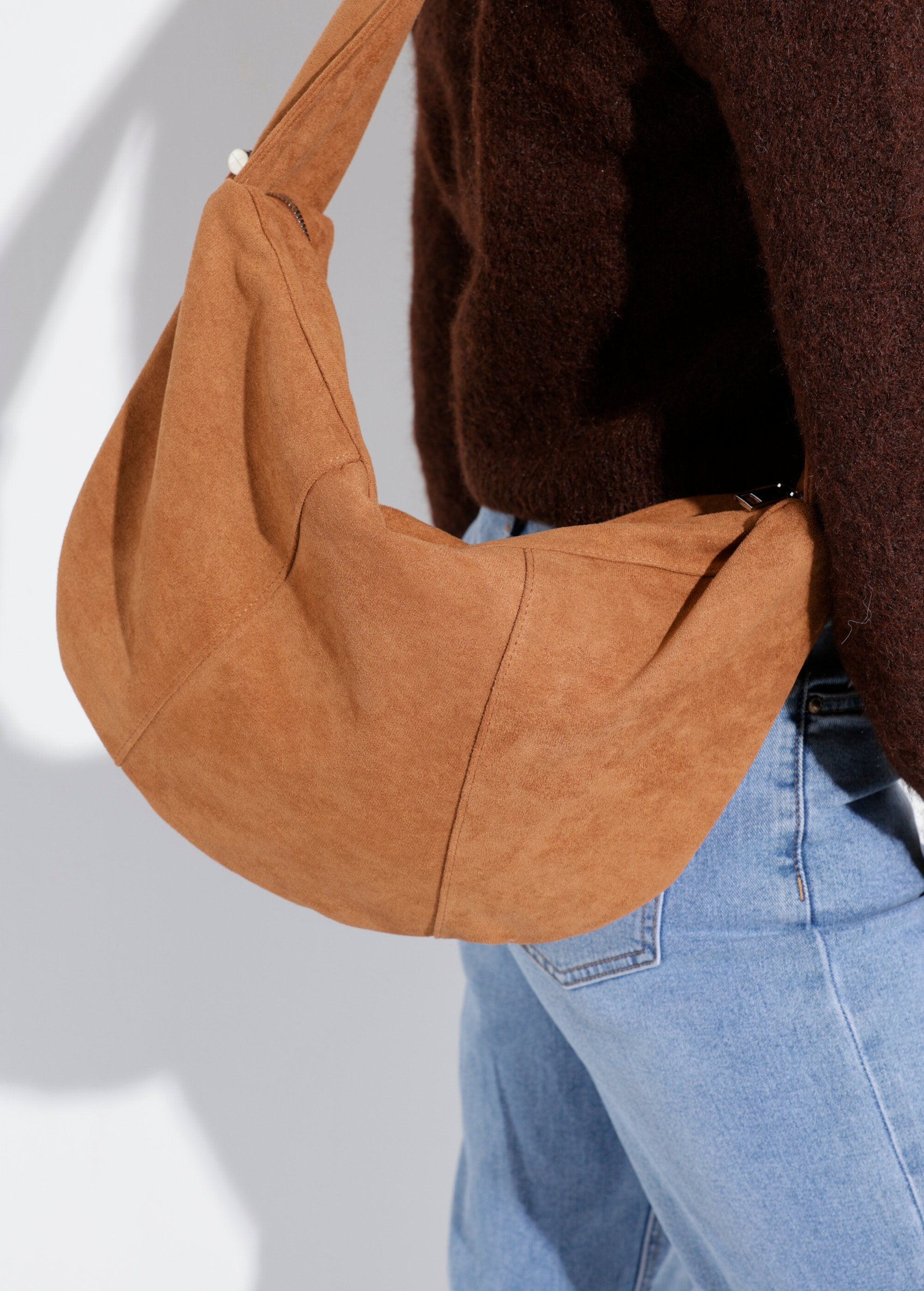Suede_bag_with_wide_shoulder_strap_camel_DE1_slim