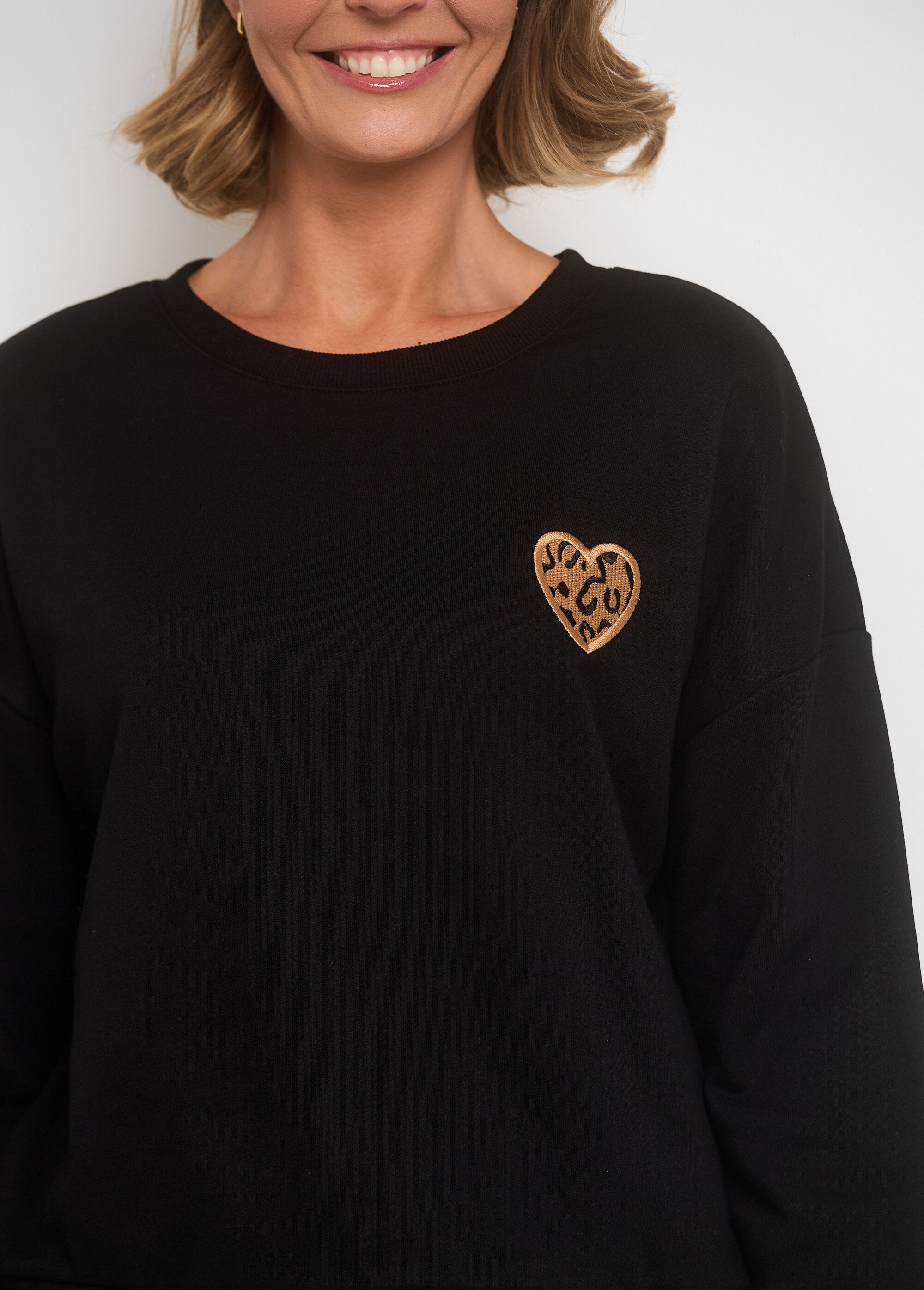 Heart_embroidered_fleece_sweatshirt_with_chest_Black_DE2_slim