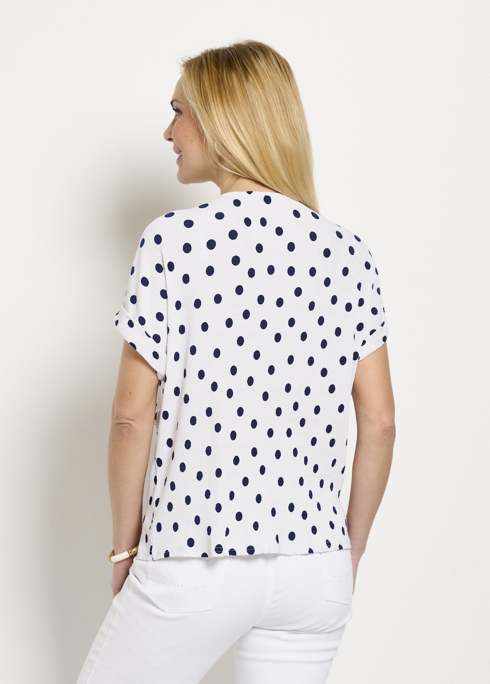 Loose-fitting_polka_dot_print_V-neck_T-shirt_White_and_navy_DO1_slim