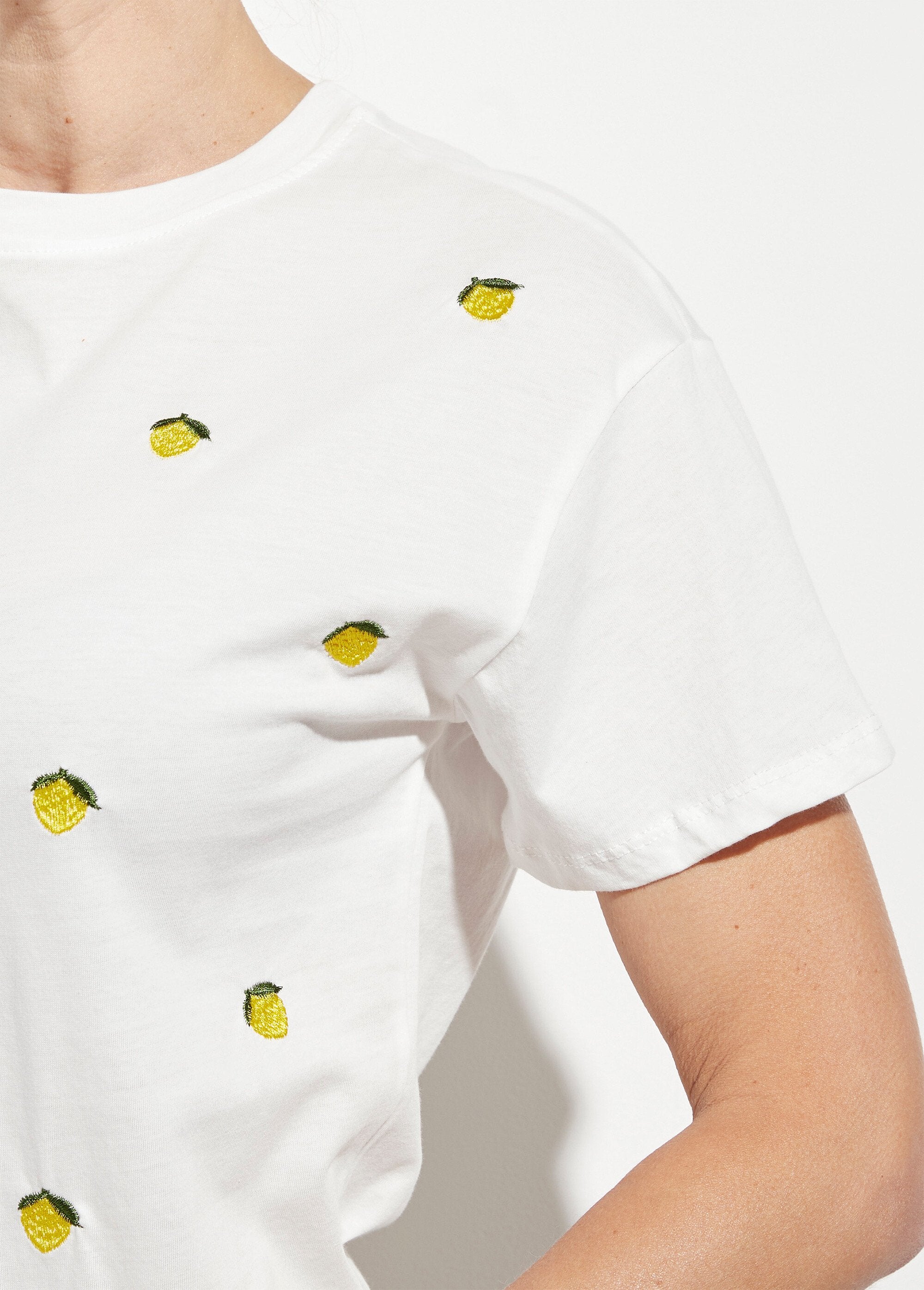Round_neck_T-shirt_with_lemon_embroidery_White_DE1_slim