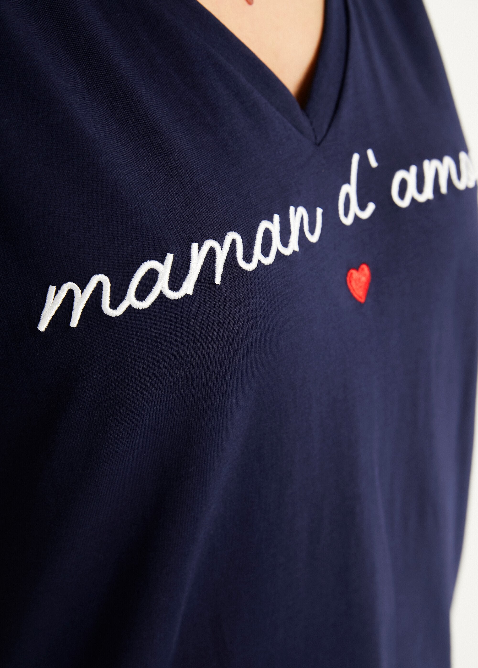 V-neck_T-shirt_with_embroidered_message_Marine_DE2_slim