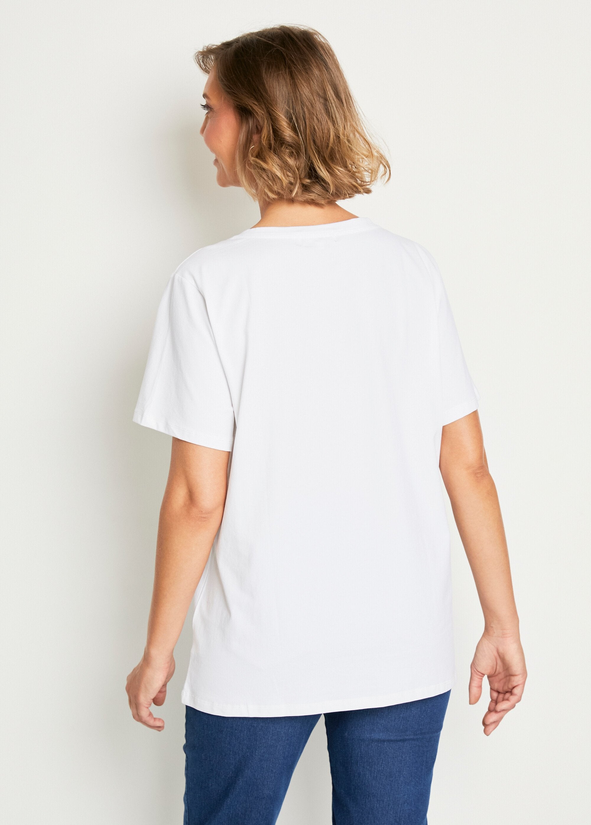 V-neck_T-shirt_with_embroidered_message_White_DO1_slim