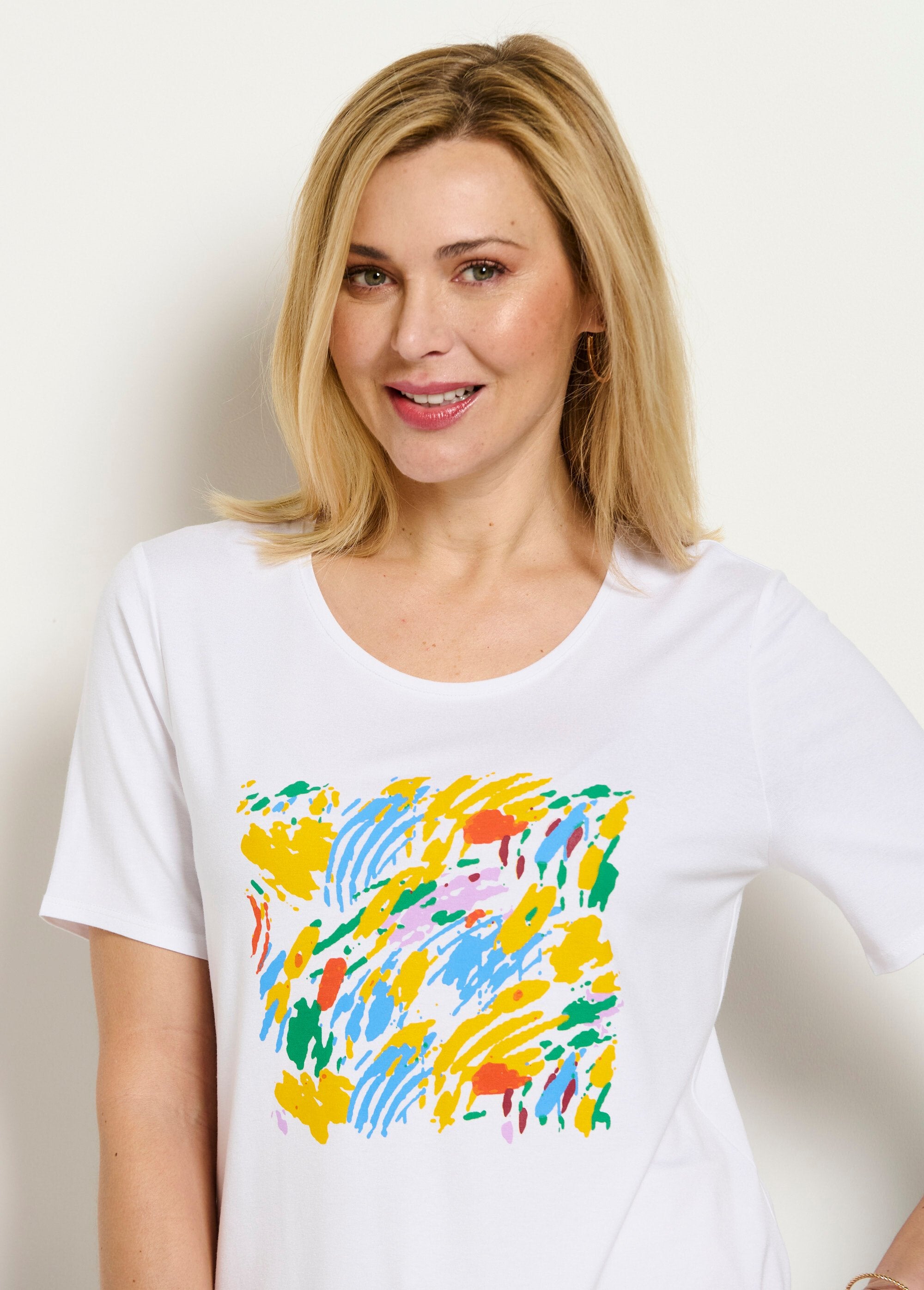 White_short_sleeve_patterned_t-shirt_White_background_DE1_slim