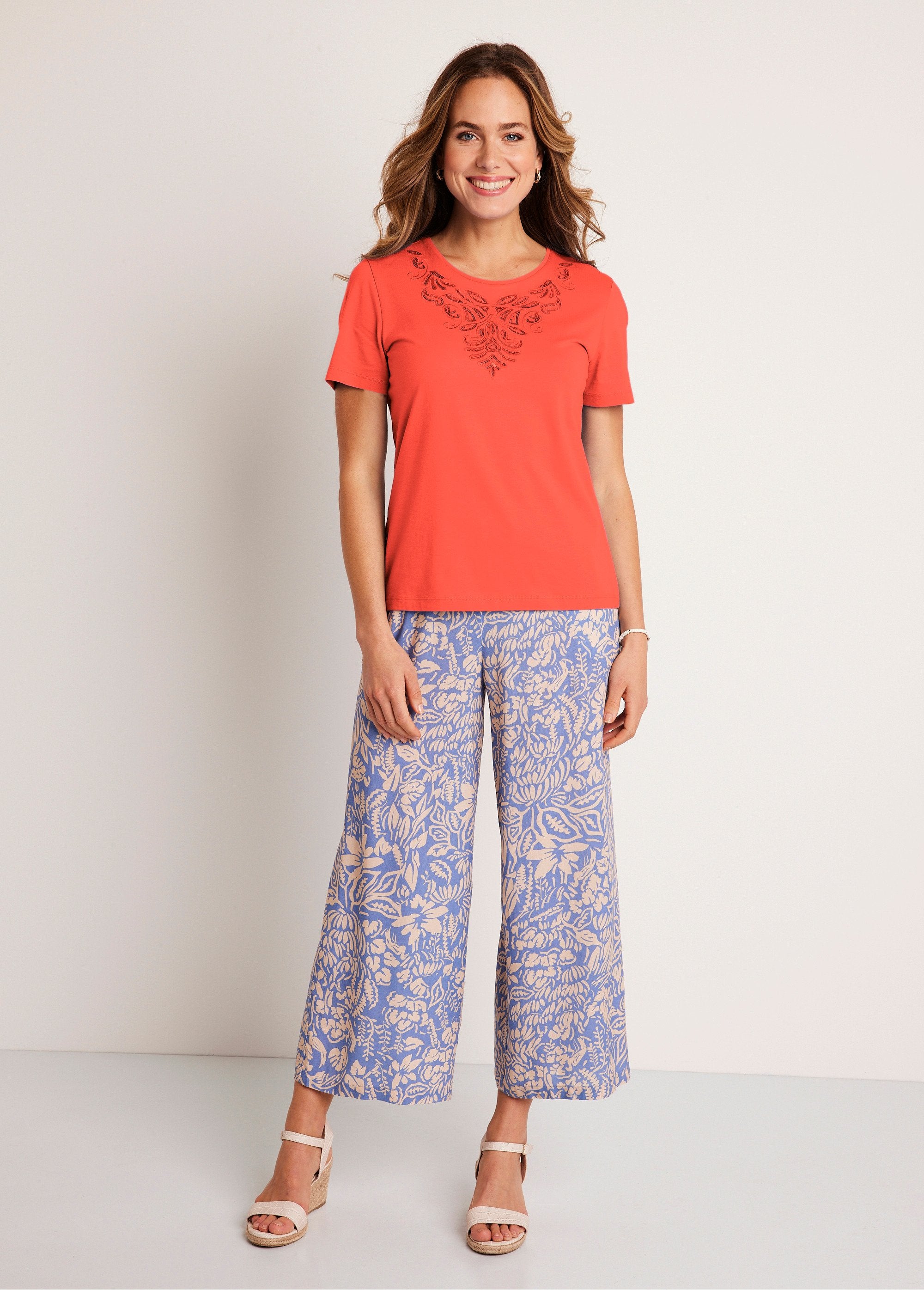 Short-sleeved_embroidered_cropped_t-shirt_Orange_SF1_slim