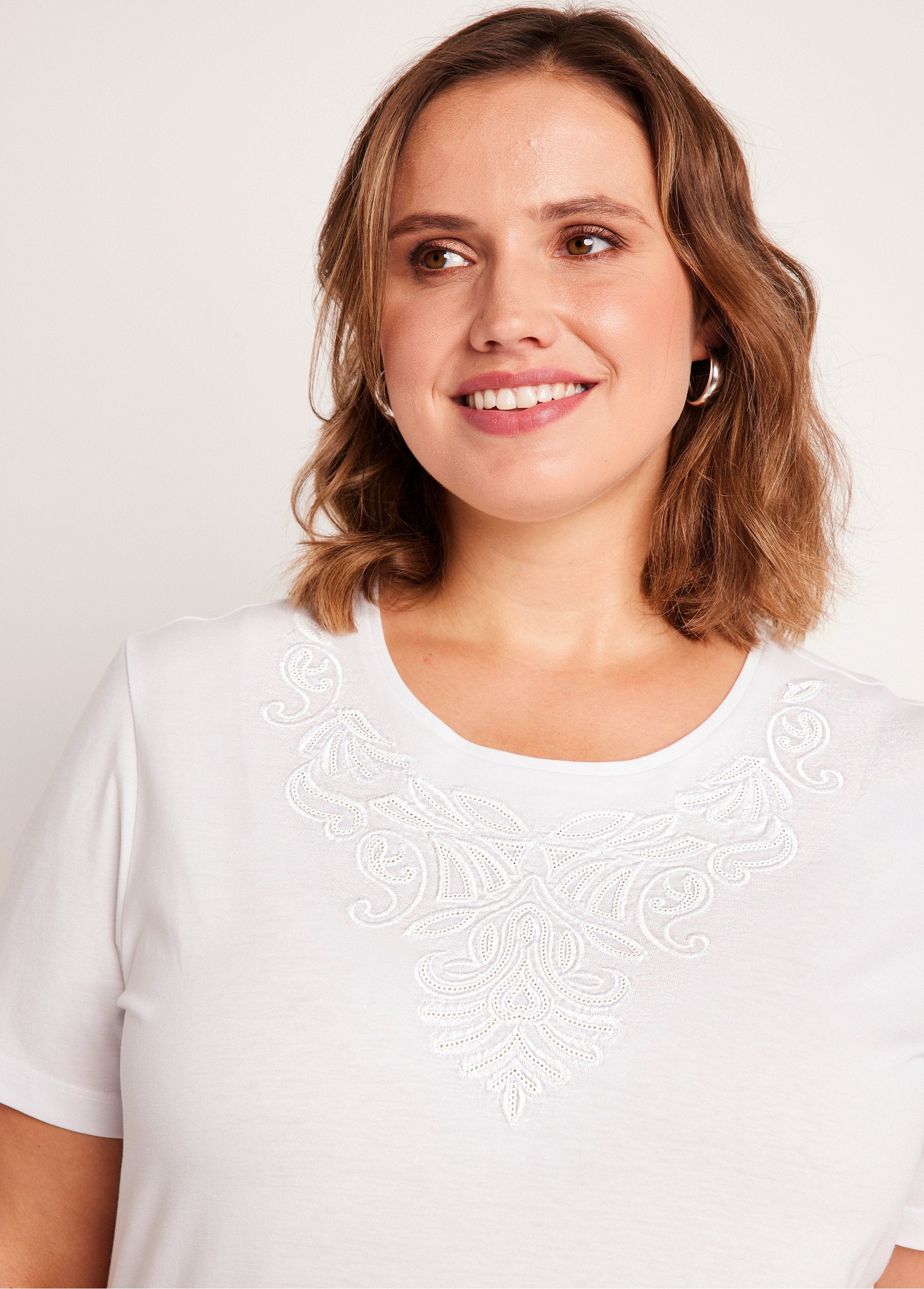 Short-sleeved_embroidered_cropped_t-shirt_White_DE1_curvy