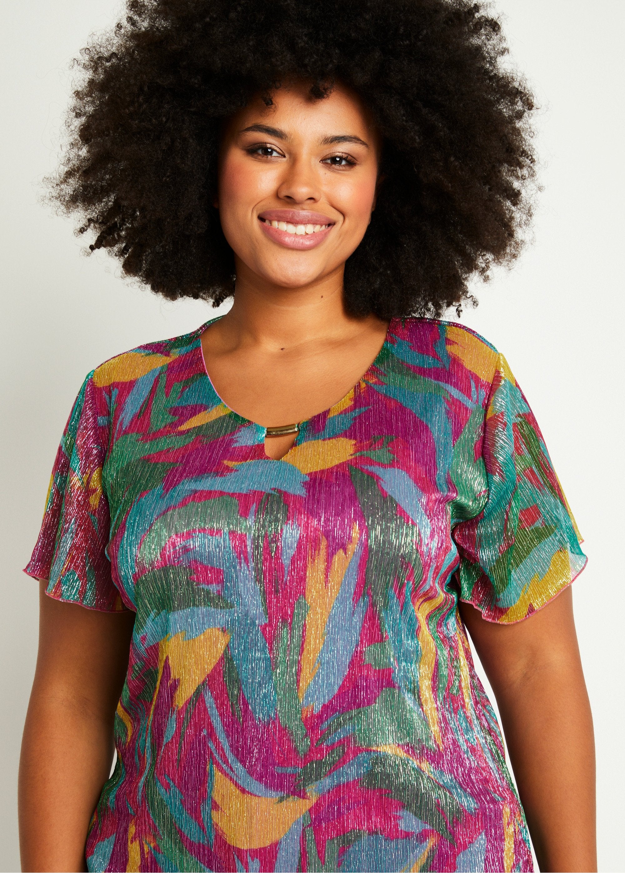 Bright_printed_cropped_T-shirt_Fuchsia_and_green_DE1_curvy