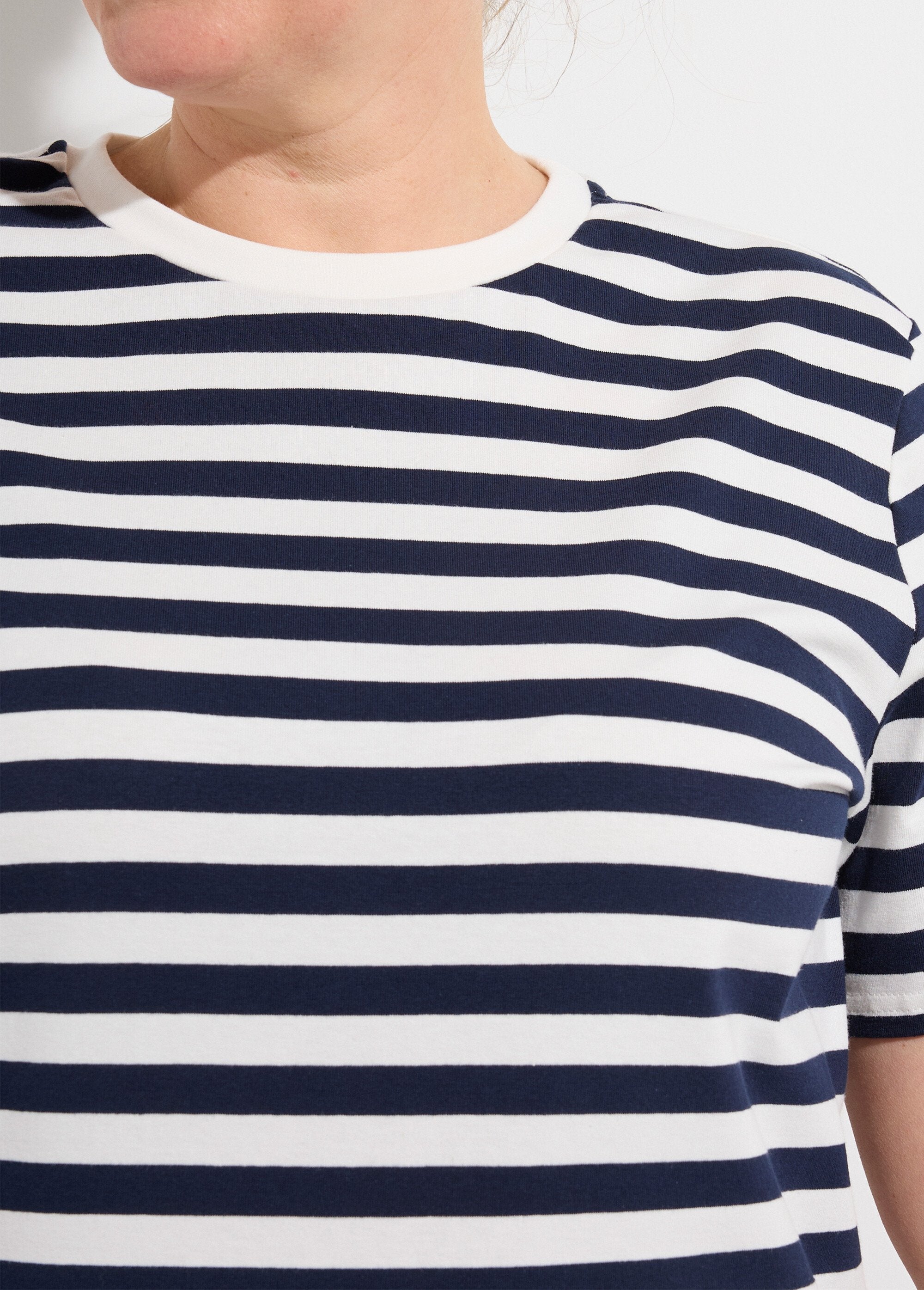 Striped_Breton-style_jersey_T-shirt_Navy_stripe_DE1_curvy
