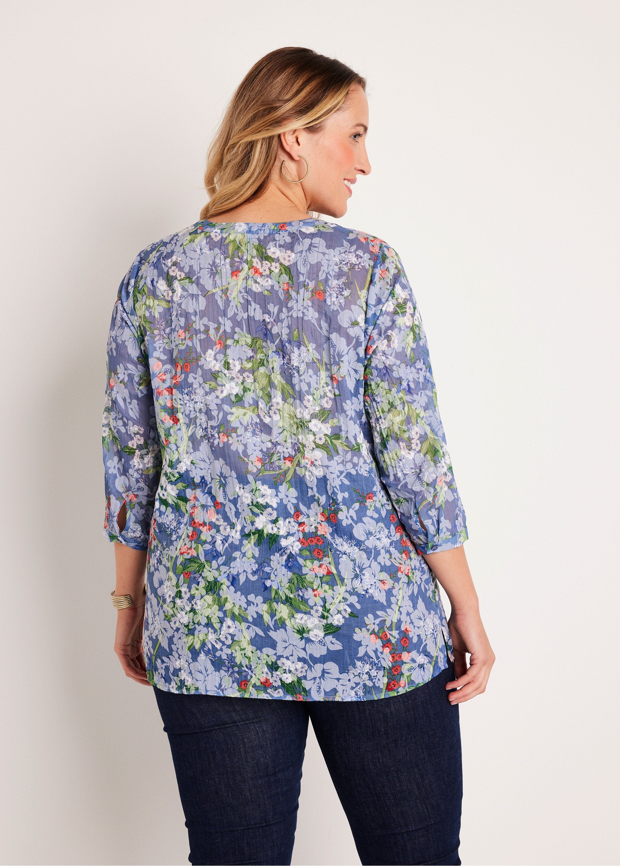 Loose_floral_3/4_sleeve_tunic_Blue_background_DO1_curvy