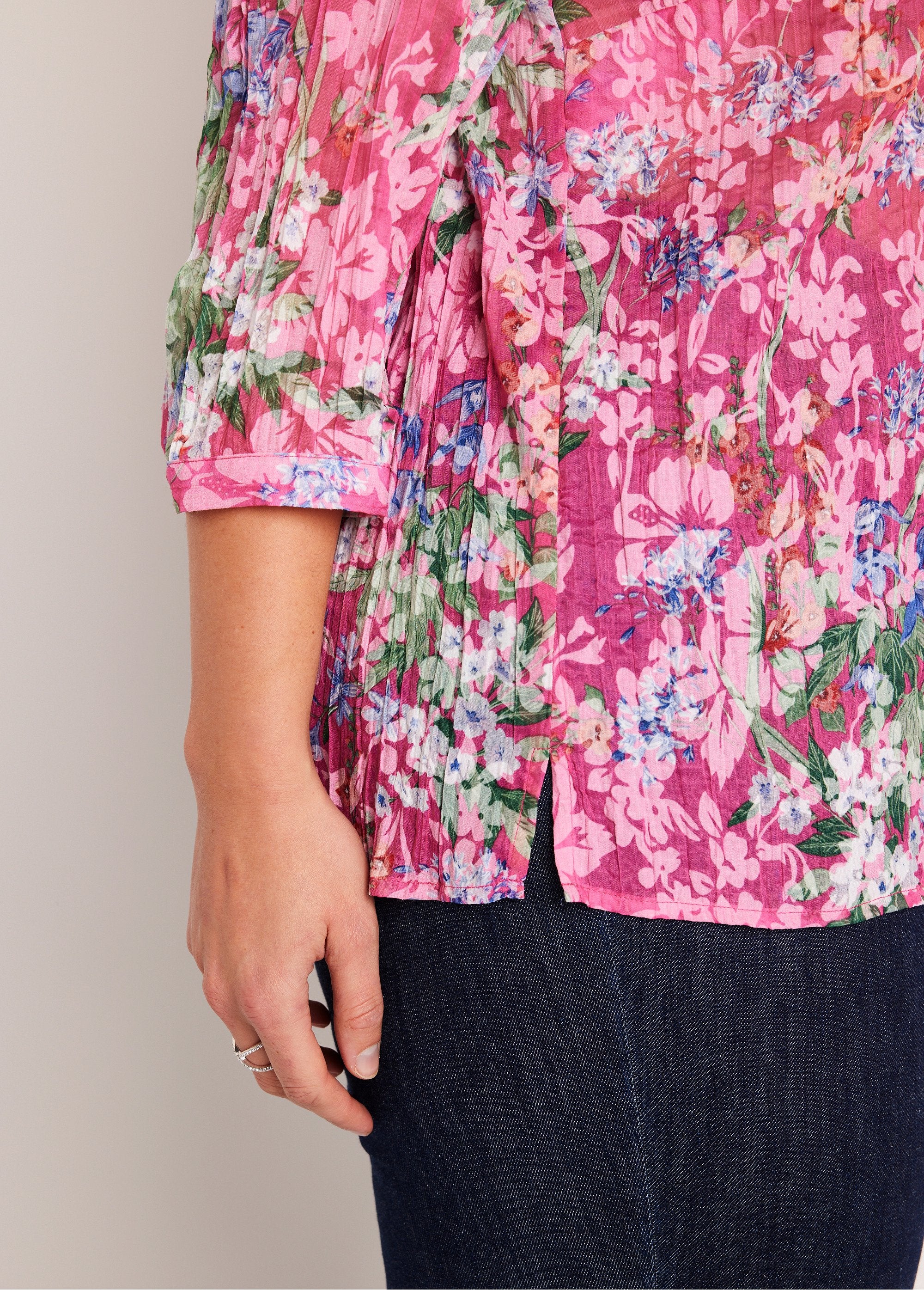 Loose_floral_3/4_sleeve_tunic_Fuchsia_background_DE2_curvy