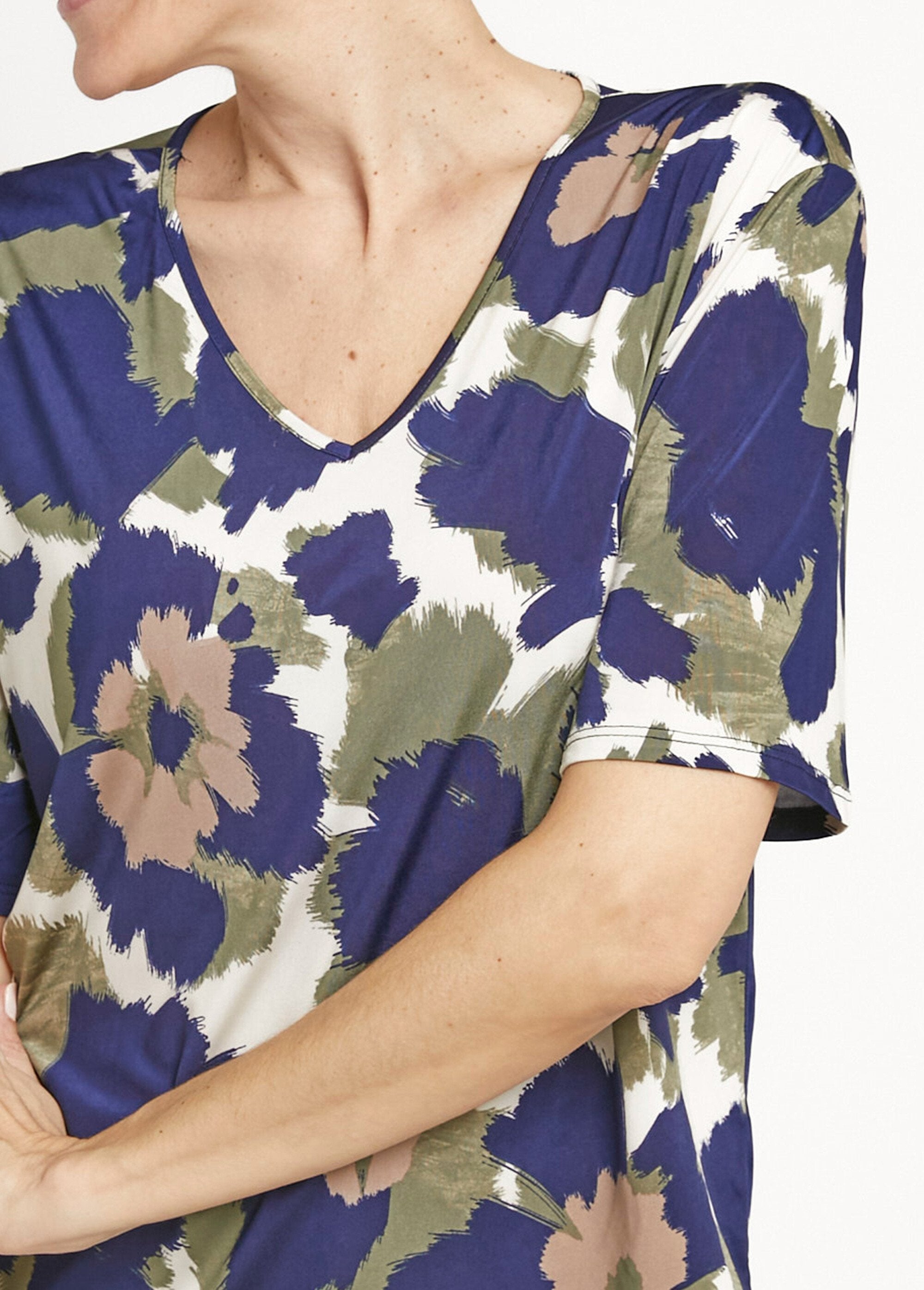 Stretch_tunic_with_V-neck,_stylized_floral_Navy_and_khaki_DE1_slim