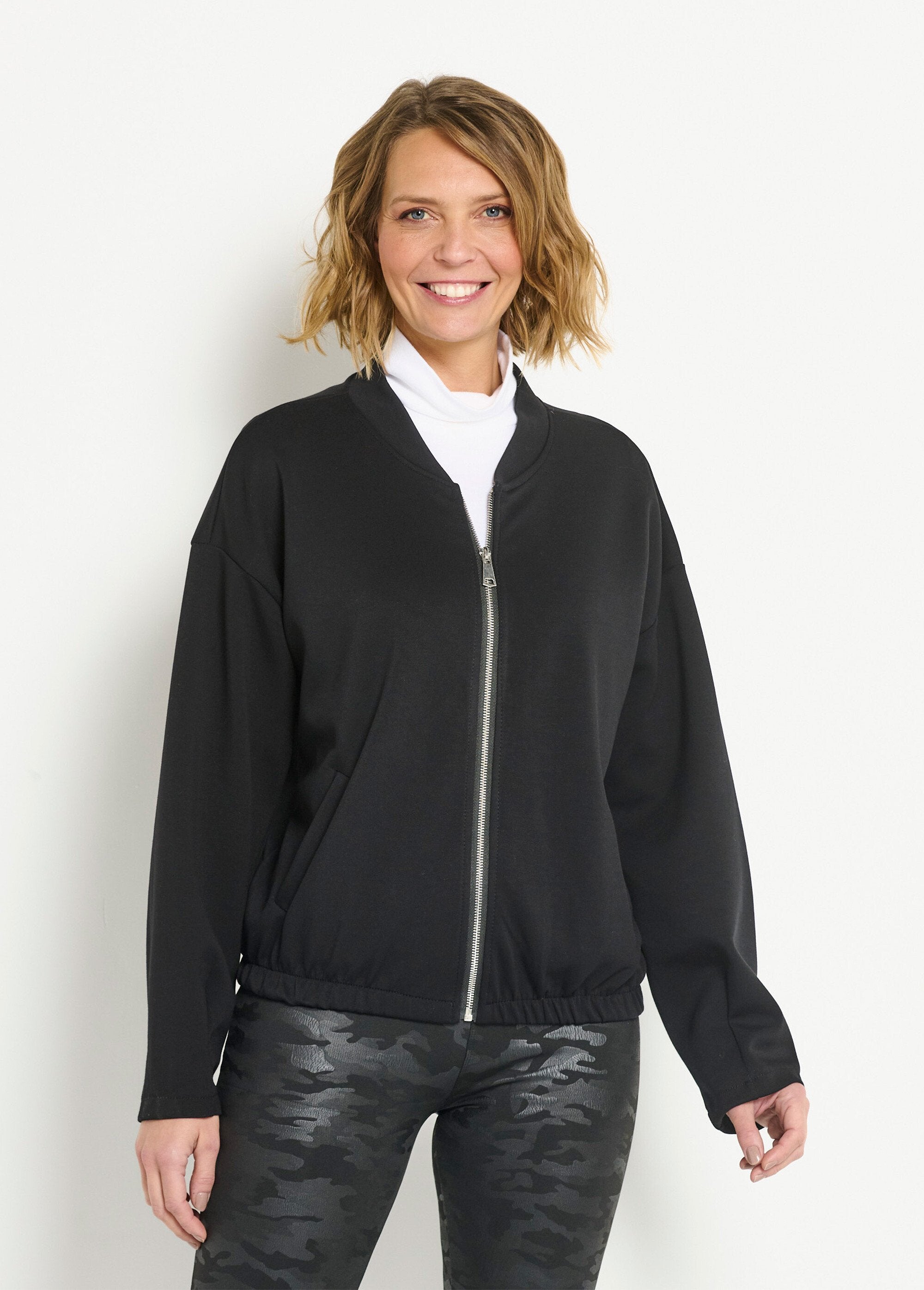 Comfortable_teddy-style_zip-up_jacket_Black_FA1_slim